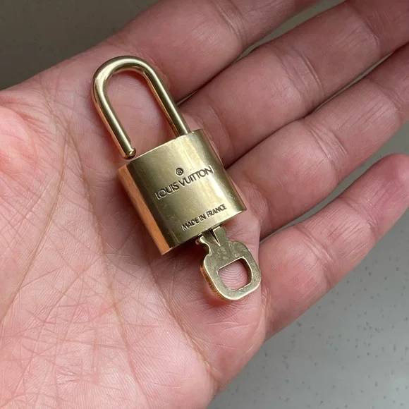 Authentic Louis Vuitton lock n key 316 Key & Card Holders